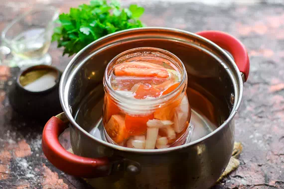 помидоры дольками с луком и маслом рецепт фото 8